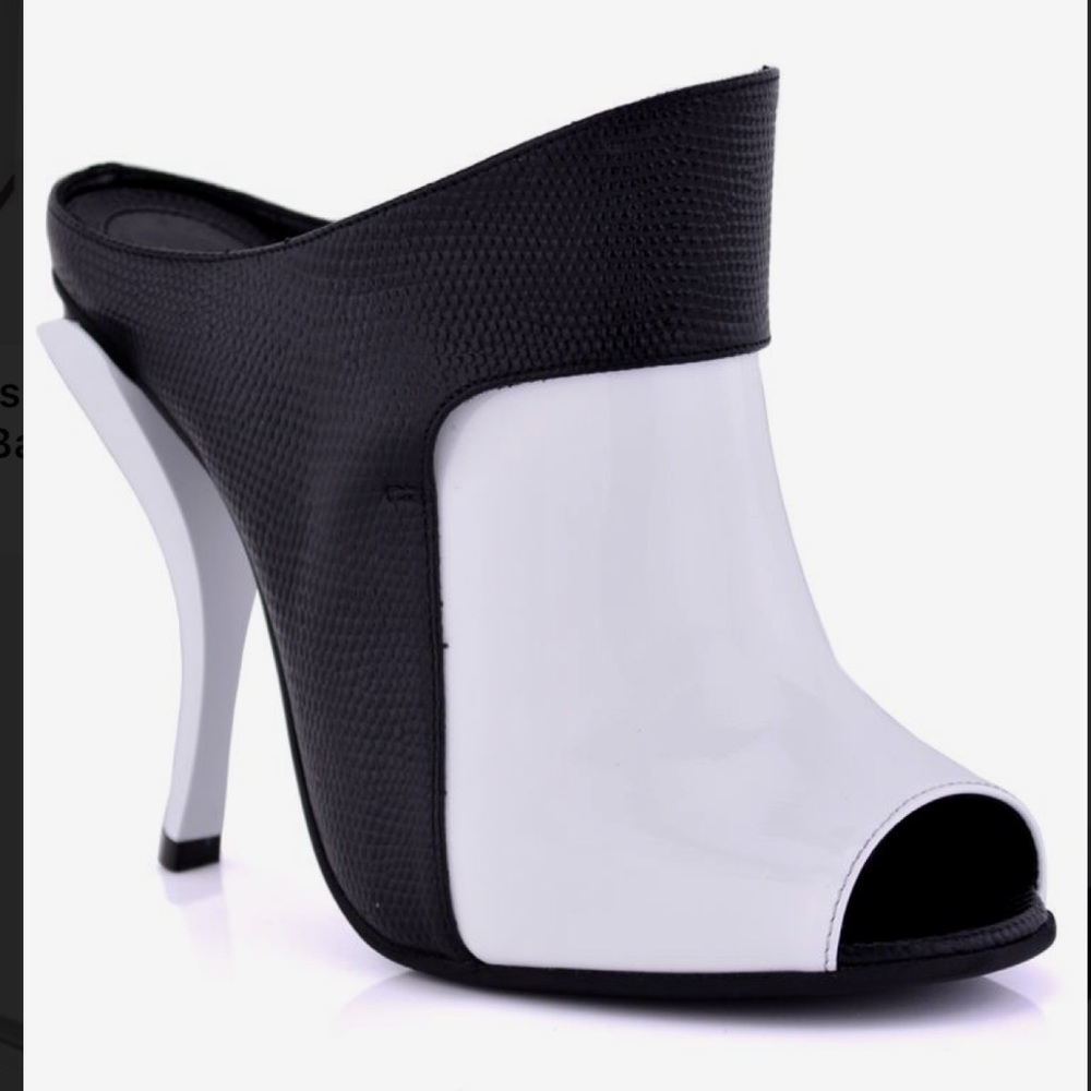 FENDI TWO-TONES LEATHER Mules 🖤🤍